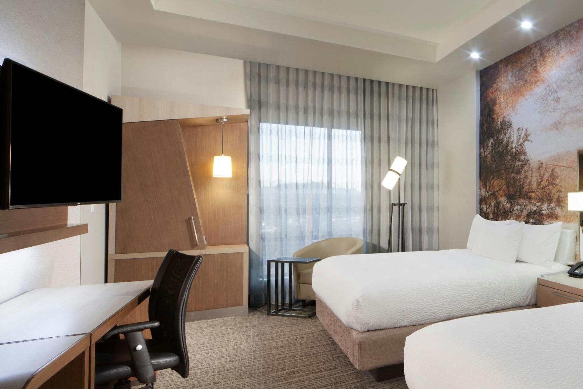 Courtyard By Marriott Downtown/convention Center 3*