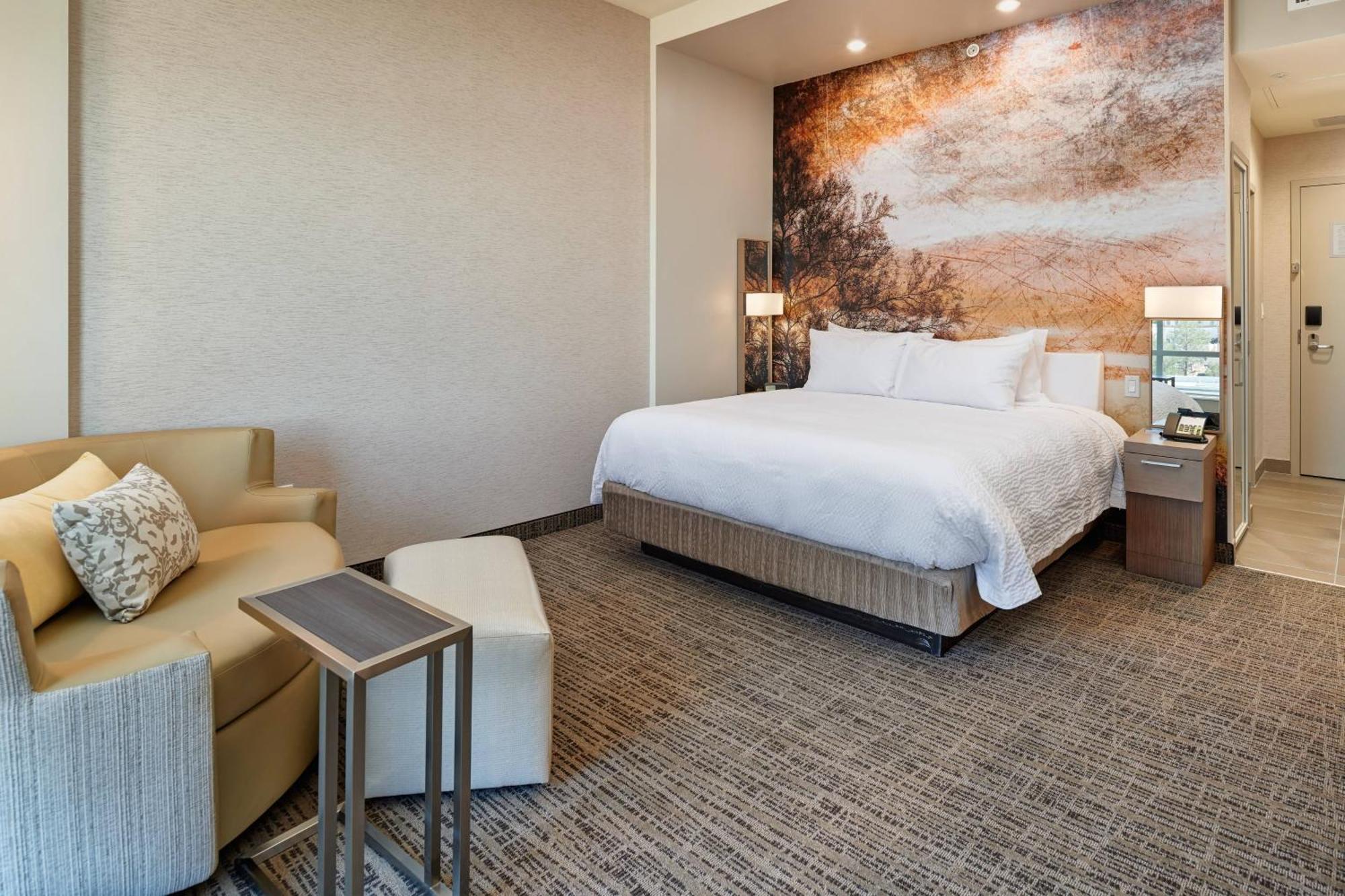 Courtyard By Marriott Downtown/convention Center Hotel